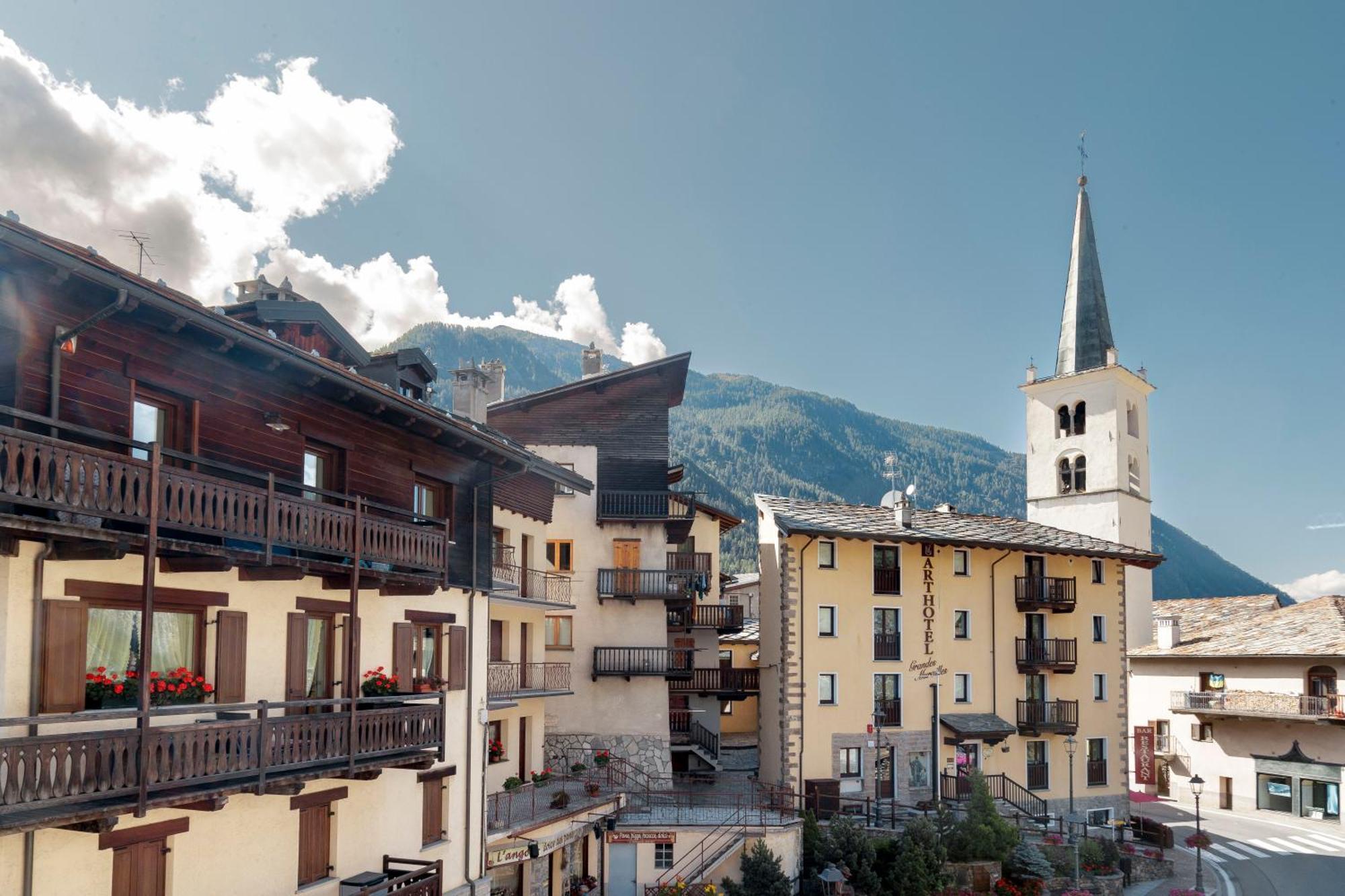 Hellochalet - Maison Paquier - Family Ski Holiday In The Resort Center Valtournenche Luaran gambar